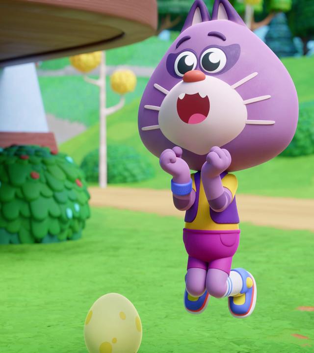Wir sehen die hüpfende Katze Holly in der Bildmitte einen Freuden-Sprung machen. Holly ist lilafarben, sie trägt bunte Kleidung und macht ein freudiges Gesicht. Links vor ihr steht ein gelbes Ei - das ist ihr Freund Sascha. Im Hintergrund sehen wir Büsche und eine Wiese.