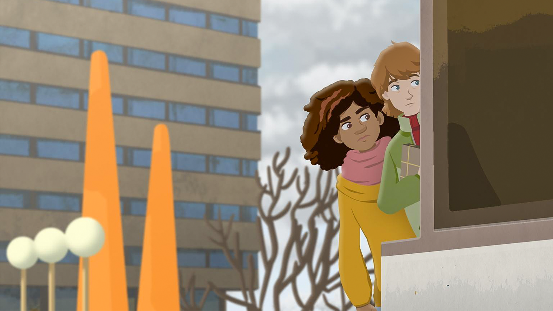 Millie und Paul in der Mitte des Bildes stehen halb verdeckt hinter einer Gebäudeecke. Paul hält ein Päckchen unter dem Arm. Im Hintergrund sind zwei orangefarbene Skulpturen und ein Hochhaus zu sehen.