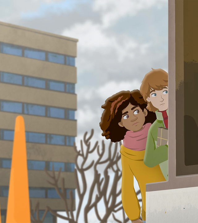 Millie und Paul in der Mitte des Bildes stehen halb verdeckt hinter einer Gebäudeecke. Paul hält ein Päckchen unter dem Arm. Im Hintergrund sind zwei orangefarbene Skulpturen und ein Hochhaus zu sehen.