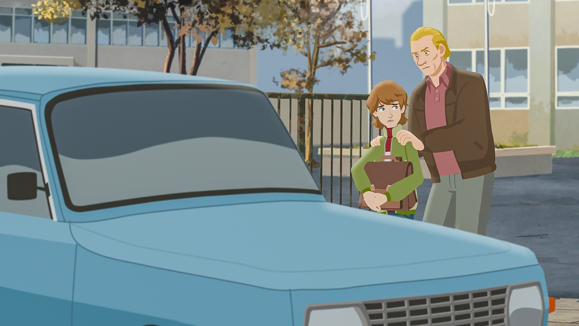 Paul hält seine Schultasche vor sich und schaut ängstlich. Ein entschlossen blickender Mann hat ihn von hinten an beiden Schultern gepackt und schiebt ihn in Richtung eines blauen Autos.