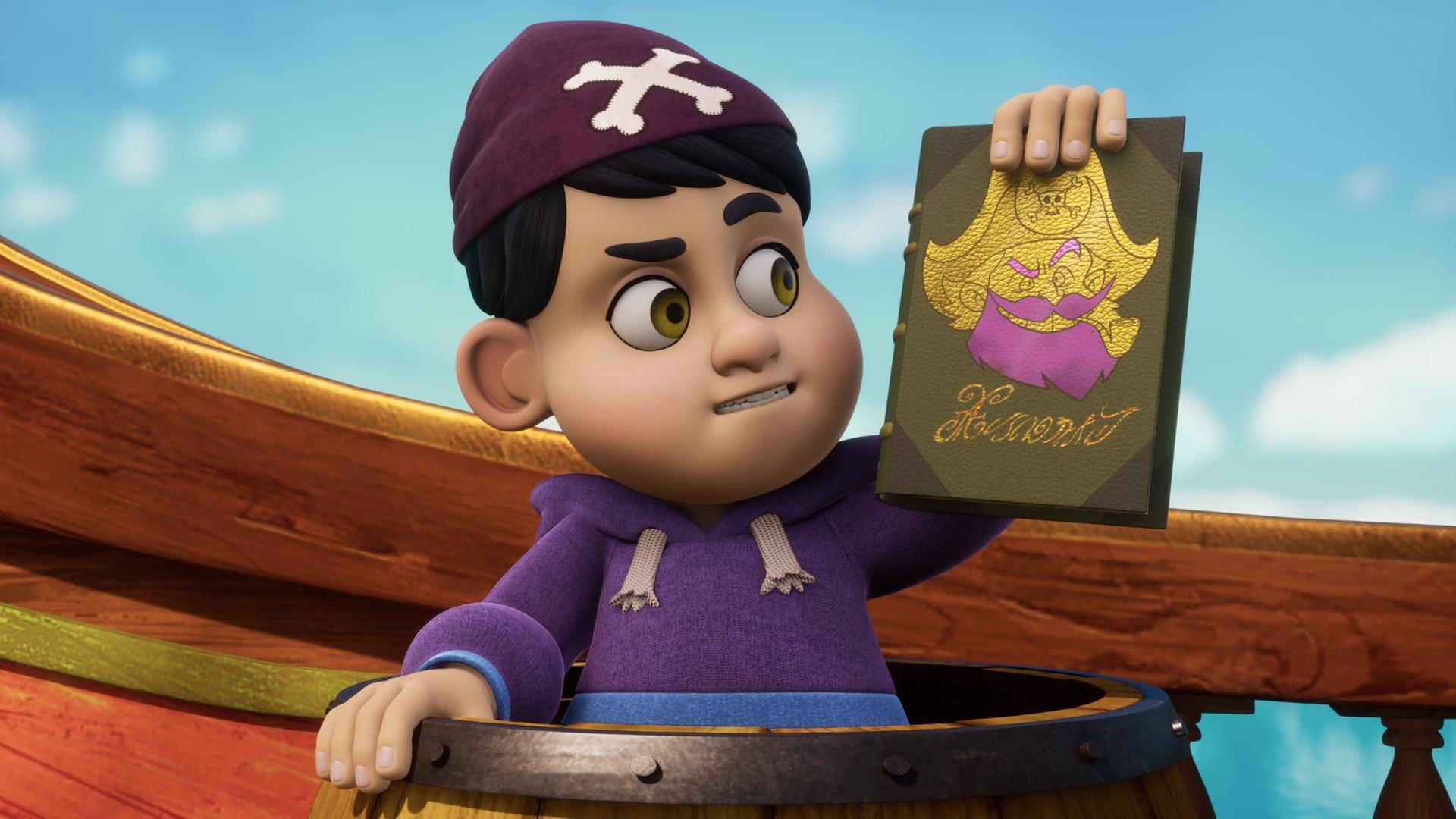 Klaus, mit Piratentuch auf dem Kopf, steht in einem Holzfass und hält sich mit einer Hand am Rand fest. In der anderen Hand, hält er ein Buch hoch.