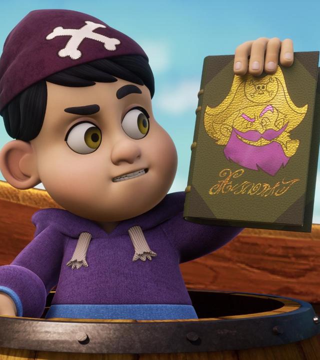 Klaus, mit Piratentuch auf dem Kopf, steht in einem Holzfass und hält sich mit einer Hand am Rand fest. In der anderen Hand, hält er ein Buch hoch.