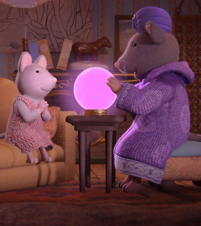 Sam und Julia sitzen auf einem Sofa im Wohnzimmer von Frau Träumer. Frau Träumer sitzt auf einem Hocker und hat eine rosa leuchtende Kugel auf einem kleinen Tisch vor sich stehen. Sie schaut aufmerksam hinein.