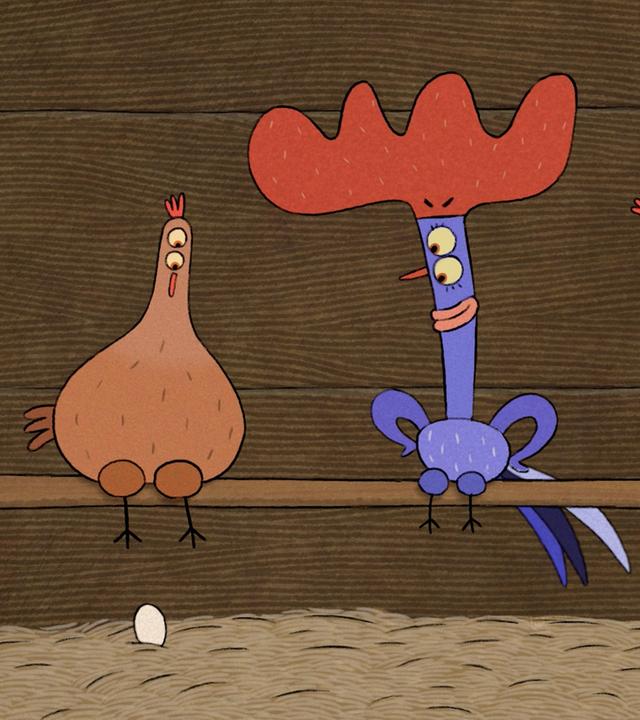 Im Hühnerstall auf Lenas Hof sitzen 3 Hennen in den Farben braun, hellgrau und dunkelgrau auf einer Stange. Sie haben gerade Eier gelegt, die unter ihnen auf dem Boden liegen. Zwischen ihnen auf der Stange sitzt ein Hahn mit riesigem roten Kamm und violettem Gefieder, der stolz auf seine Hennen blickt.