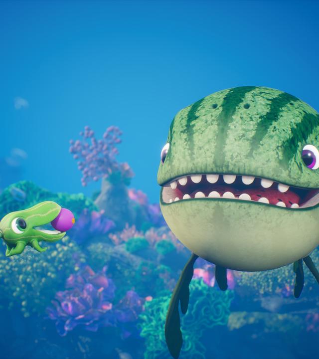 Ein Baby-Gurkodil und ein riesiger, lachender Melonensuchus schwimmen unter Wasser vor bunten Korallen. Das Gurkodil hat einen lilafarbenen Ball im Mund.