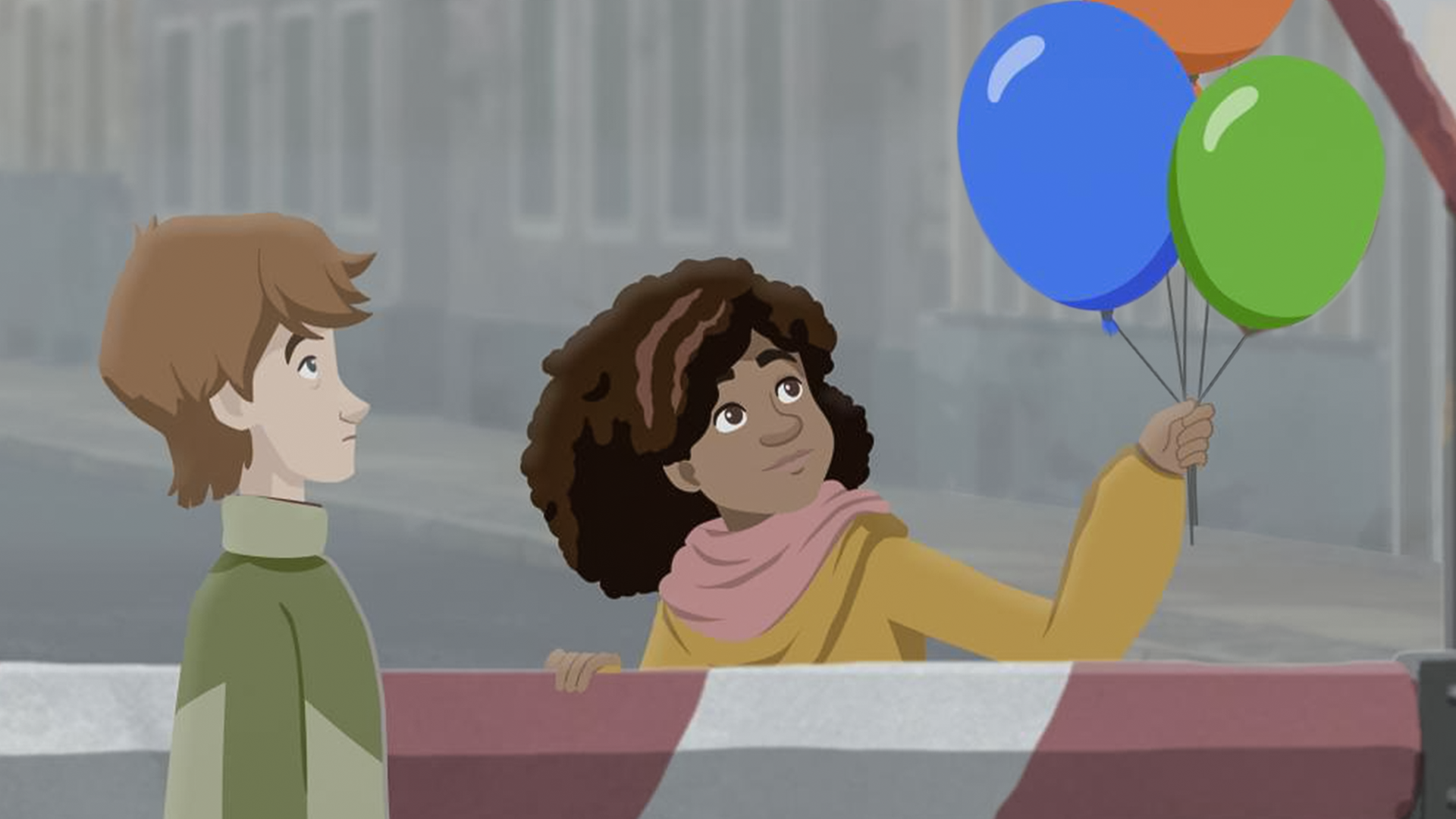 Durch eine heruntergelassene Schranke getrennt, stehen sich Paul und Millie gegenüber. Millie hält drei verschiedenfarbige Luftballons in einer Hand. Beide blicken sehnsüchtig auf die Ballons. Im Hintergrund ist eine graue Straßenschlucht zu sehen.