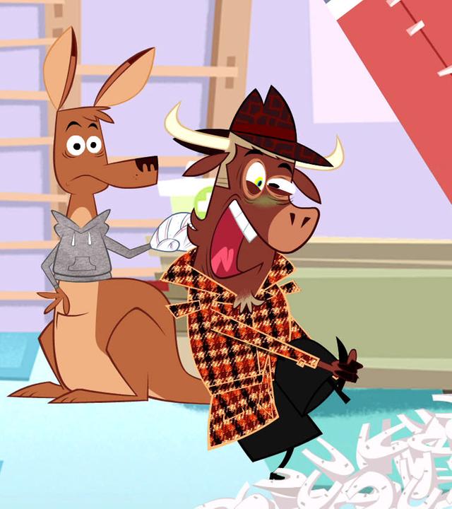 Sherlock Yack untersucht den Boxsack. Das Känguru und Hermione stehen daneben. Der Boxsack ist aufgerissen, Hufeisen quillen daraus hervor. Sherlock Yack hält sich den Fuß fest.