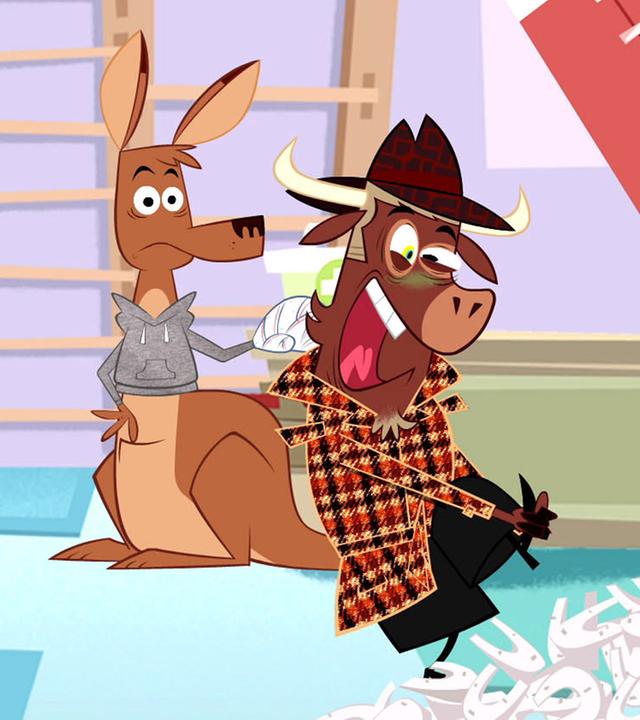 Sherlock Yack untersucht den Boxsack. Das Känguru und Hermione stehen daneben. Der Boxsack ist aufgerissen, Hufeisen quillen daraus hervor. Sherlock Yack hält sich den Fuß fest.