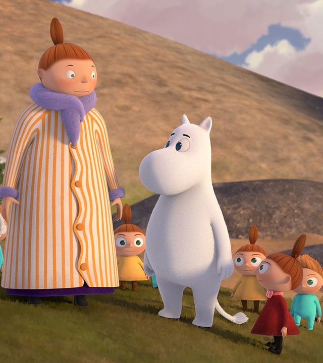 Muminmama und Mümmla stehen mit Mumintroll und der Kleinen Mü auf einem Hügel. Sie sind umgeben von den vielen kleinen Geschwistern der Kleinen Mü.