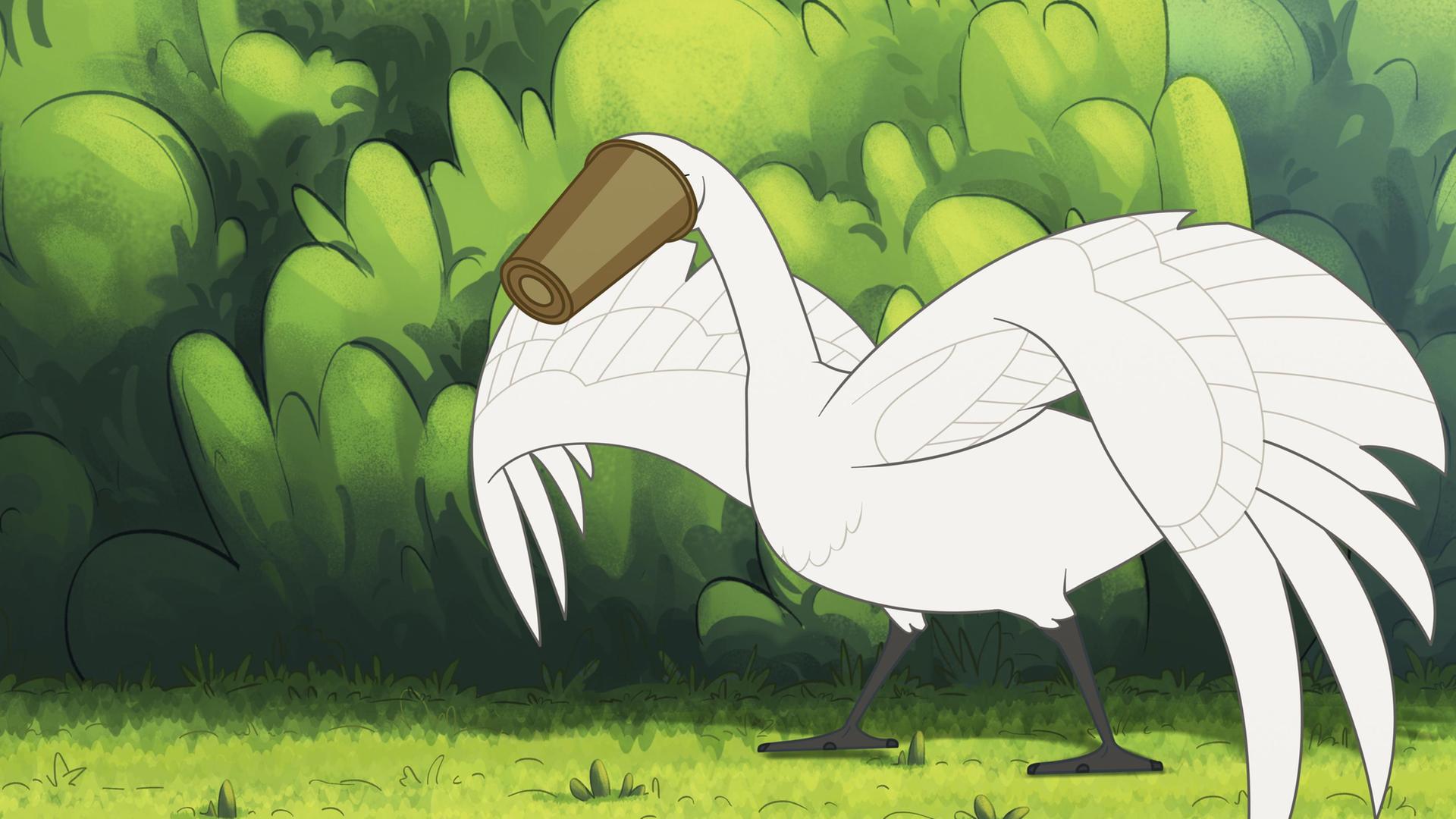 Ein großer, weißer Schwan steht auf grünem Rasen vor einer grünen Hecke und hat einen braunen Pappbecher über dem Kopf. Seine Flügel sind ausgebreitet.