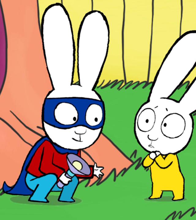 Draußen im Garten: Simon, mit blauem Cape und Augenmaske als Superhase verkleidet, hockt mit einer Taschenlampe in seiner rechten Hand vor seinem kleinen Bruder Franz. Franz schaut verängstigt zu Simon herüber, der ihm die linke Hand vertrauensvoll entgegenstreckt.