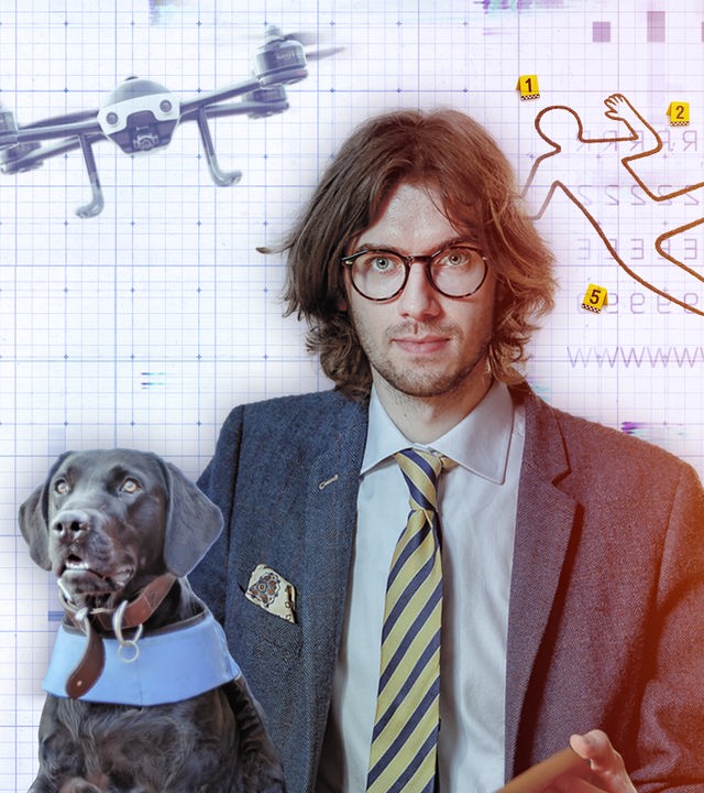 Ein junger Mann mit Brille, Kravatte und Tweed-Jackett, daneben ein brauner Hund im Arbeitsgeschirr. Im Hintergrund der auf den Boden gezeichnete Umriss eines Toten, eine stilisierte DNA-Helix und eine Drohne im Flug.