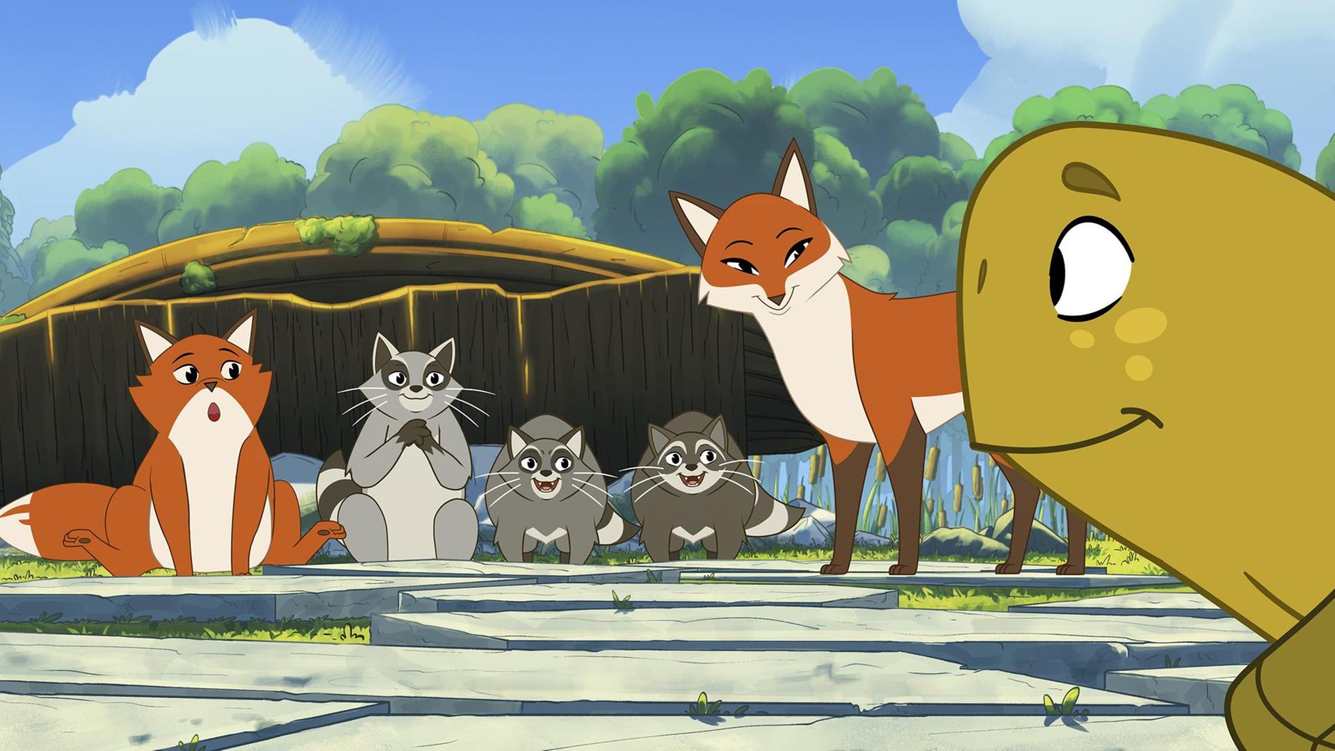 Draußen vor Bäumen und einem strahlend blauen Himmel steht die Schildkröte Törtel den zwei Füchsen Iwo und Wendy sowie drei grauen Waschbären Asta, Stine und Cally selbstsicher grinsend gegenüber. Auch die anderen Tiere grinsen. Nur Fuchs Iwo schaut erschrocken auf.