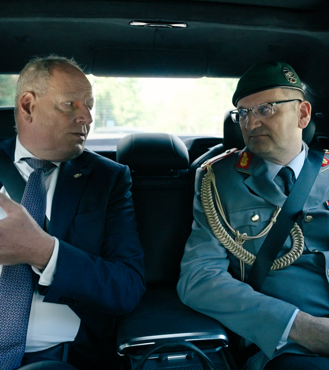 Zwei Männer im Auto.
