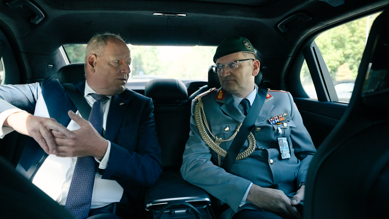 Zwei Männer im Auto.