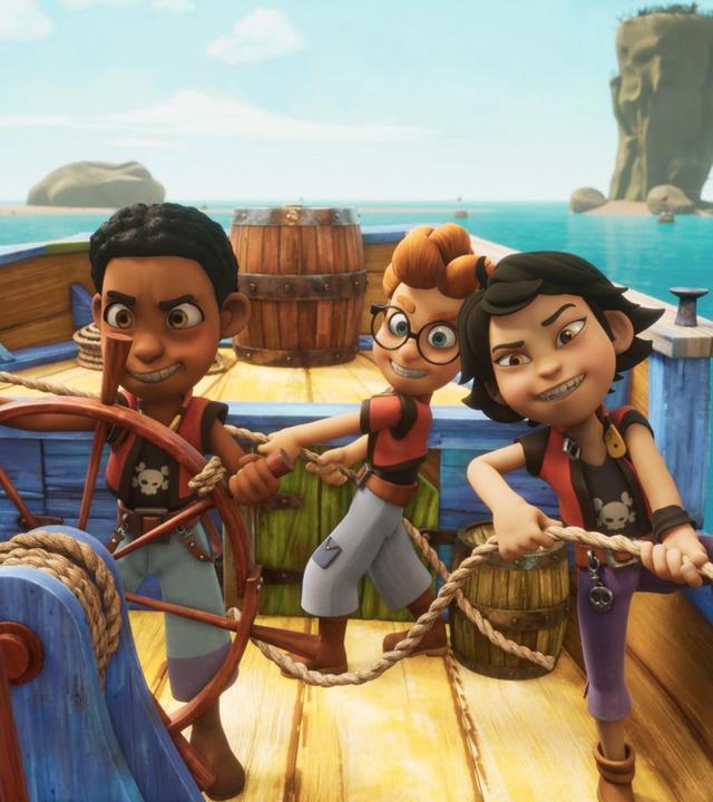 Auf ihrem Übungsschiff steht Finn lächelnd am Steuerrad. Alexander hat ein dickes Seil fest im Griff und zieht daran. Er lächelt. Auch Zoe zieht kräftig am Seil und stützt sich dabei mit einem Fuß an der Reling ab. Am Bug steht ein Holzfass. Hinter dem Schiff ragen zwei große Felsen aus dem Meer.