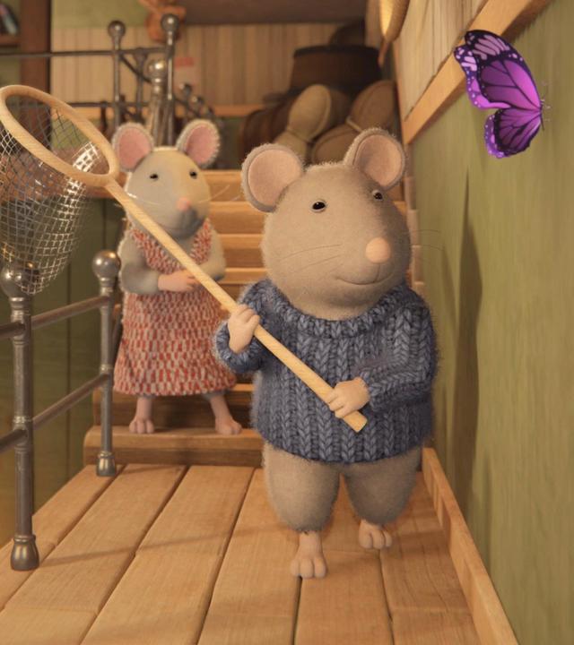 Sam und Julia laufen im Treppenhaus des Mäusehauses hinter einem violetten Schmetterling her. Sam hat ein Schmetterlingsnetz fangbereit in den Händen und schaut aufmerksam auf den Schmetterling. Julia steht hinter Sam und schaut ihm zu.