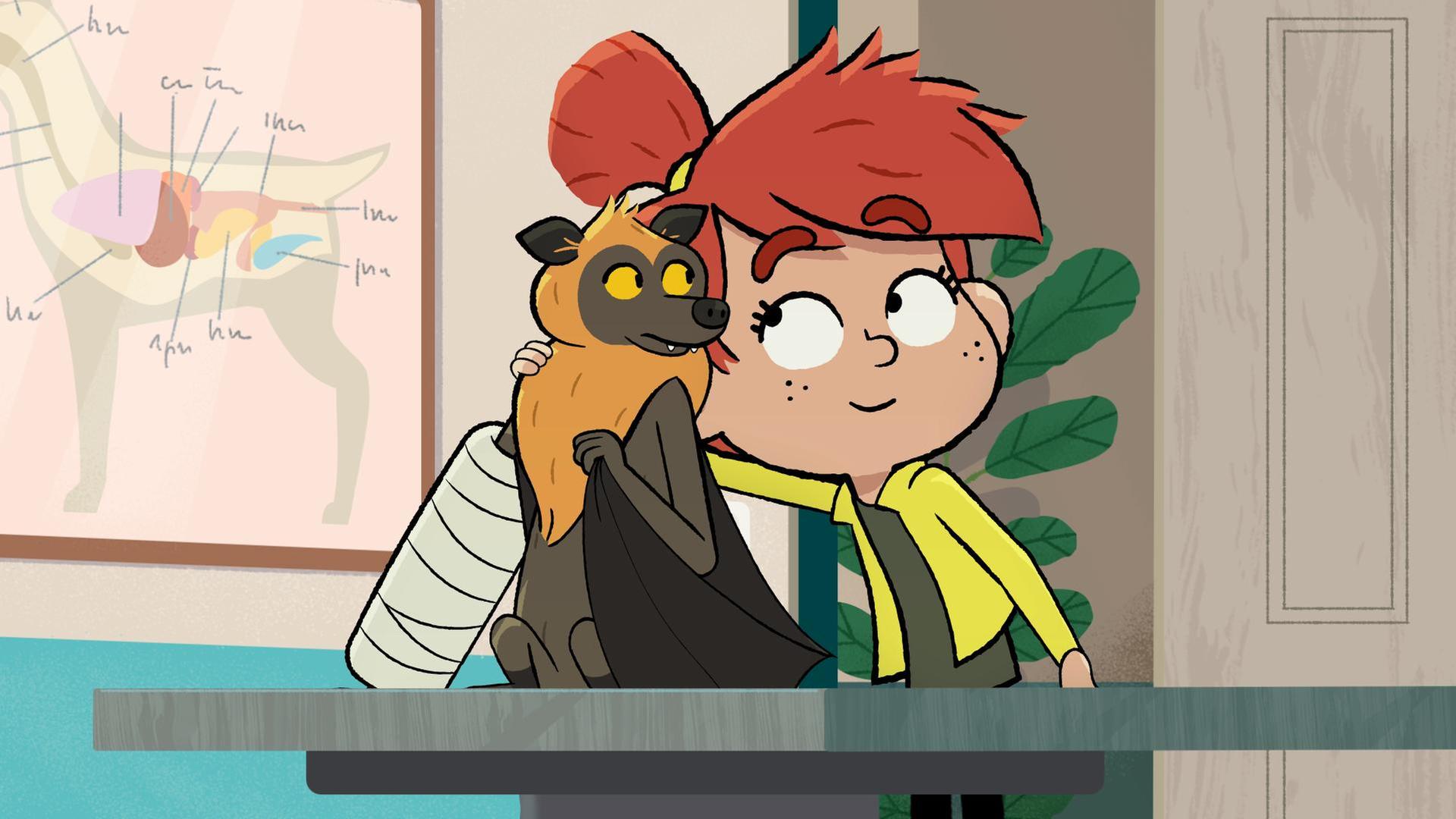 Ein rothaariges Mädchen hält liebevoll einen Flughund im Arm, der in einem Arztzimmer auf einem Tisch sitzt und einen Flügel verbunden hat.