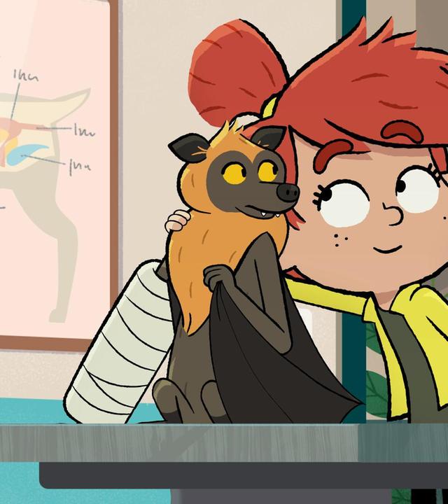 Ein rothaariges Mädchen hält liebevoll einen Flughund im Arm, der in einem Arztzimmer auf einem Tisch sitzt und einen Flügel verbunden hat.