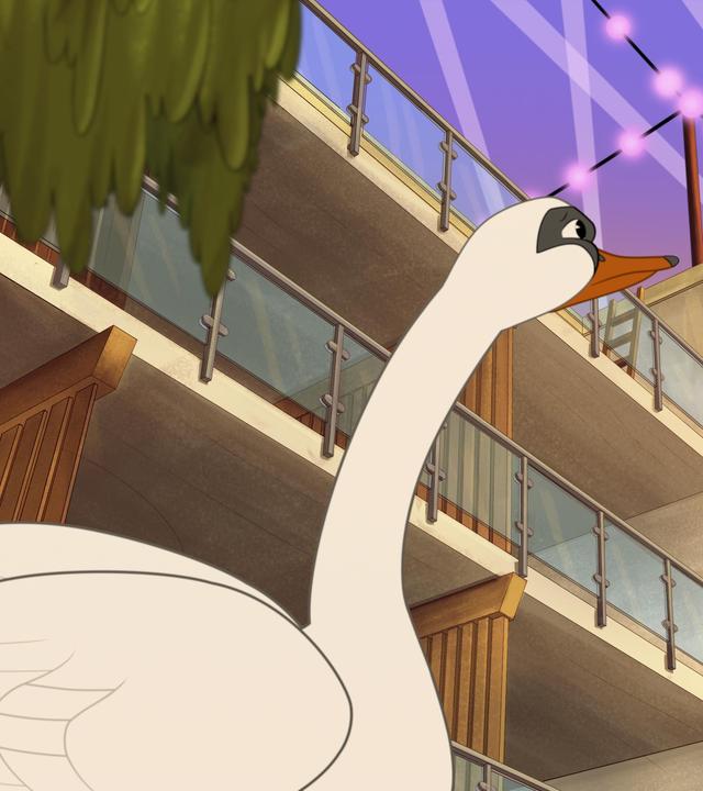 Ein Schwan schaut von unten nach oben zu einem Haus, das mit Lichterketten und Scheinwerfern hell beleuchtet ist.