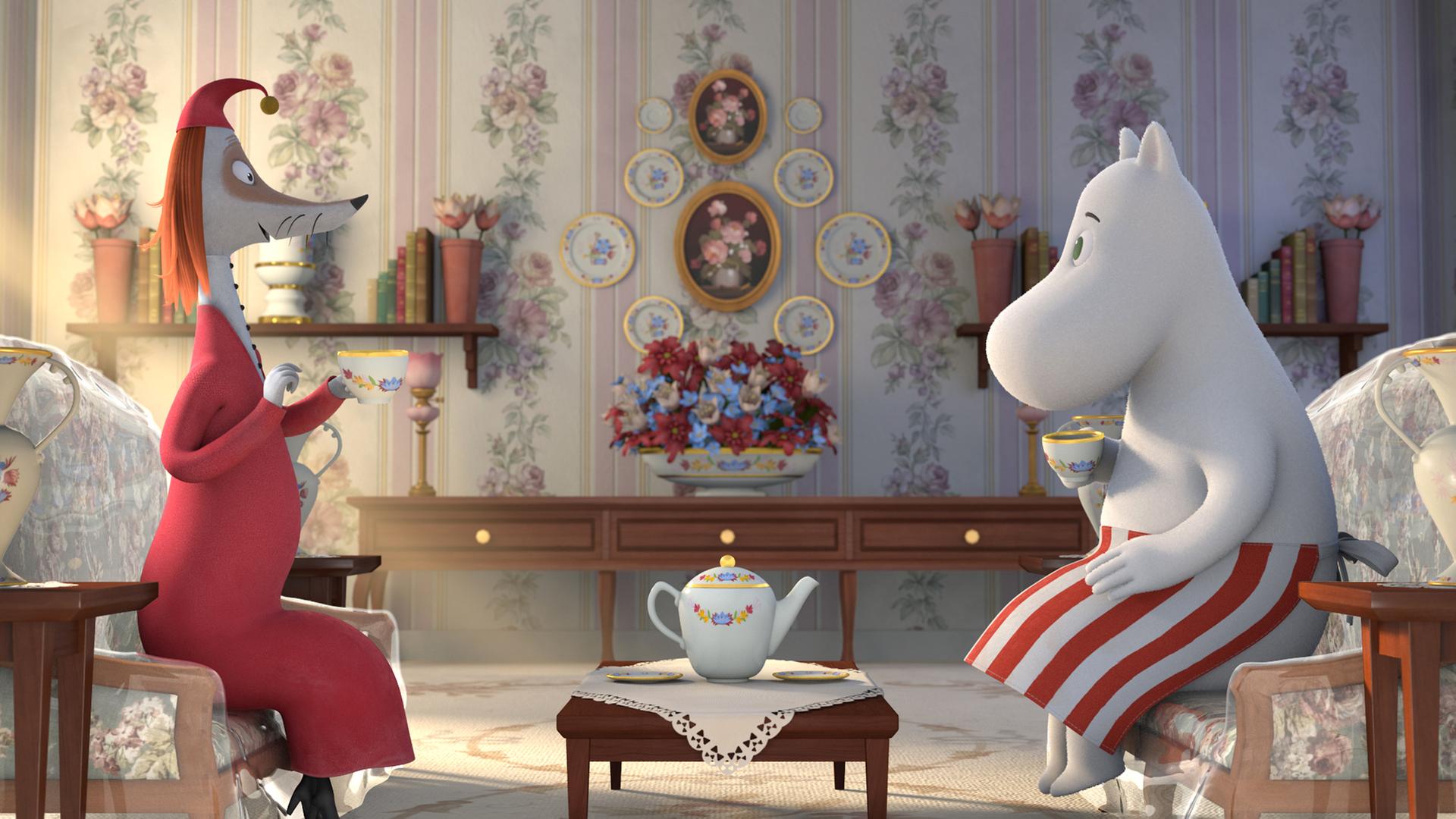 Muminmama ist bei Frau Fillifjonk zu Besuch, sie sitzen auf Stühlen und trinken Tee. Um sie herum sieht es sehr aufgeräumt und sauber aus, die Einrichtung ist sehr edel.