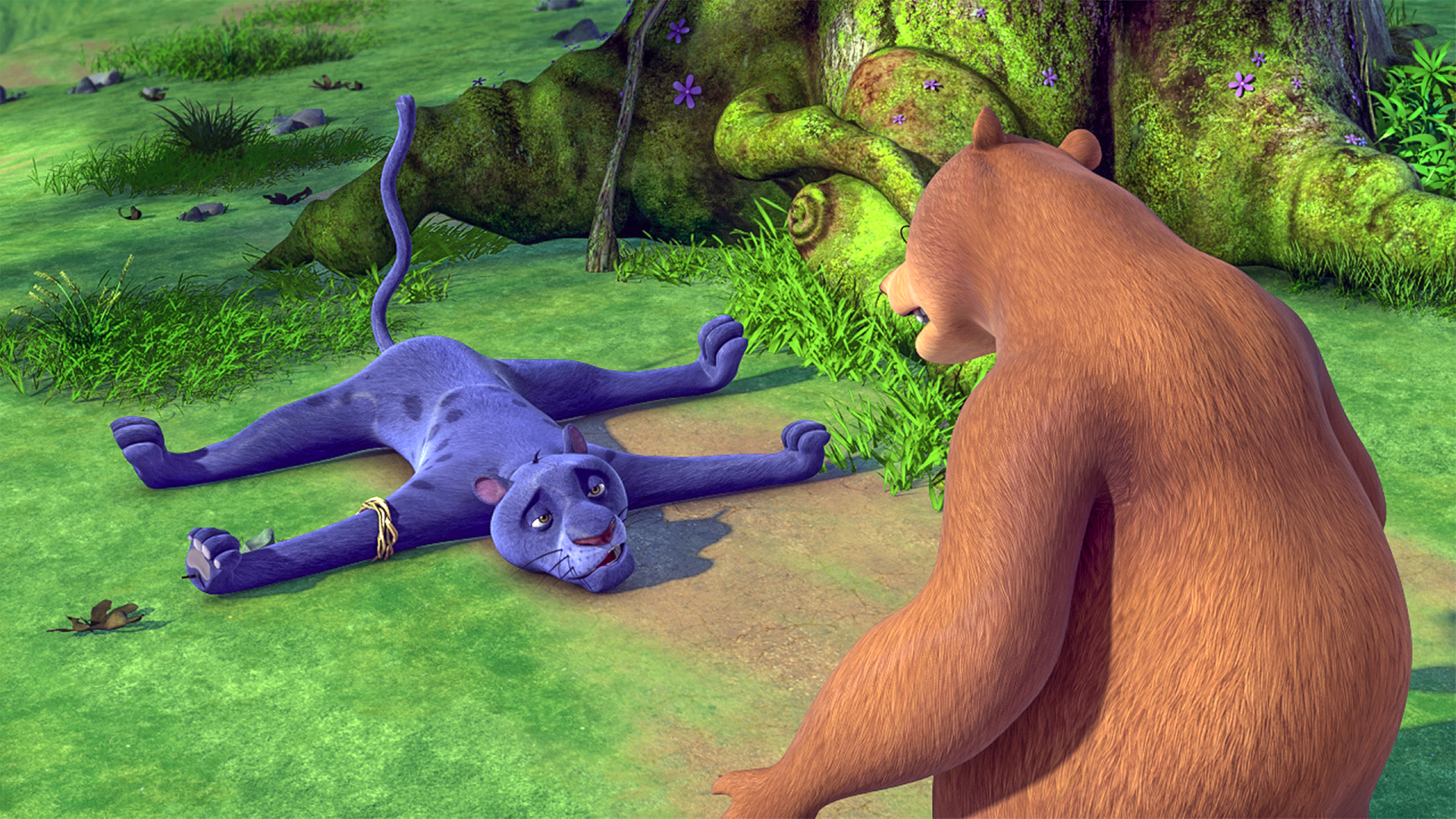 Baghira liegt auf Boden, alle Viere von sich gestreckt. In seiner Vorderpfote steckt ein Dorn. Er wirkt erschöpft.