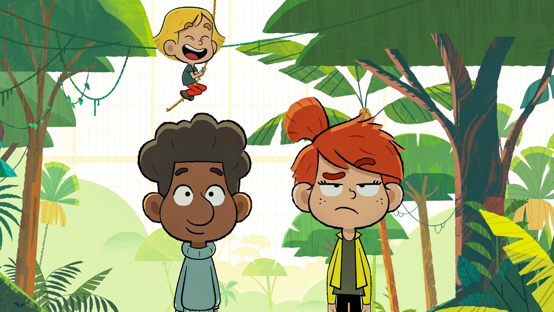 Ein rothaariges Mädchen steht im Dschungel neben einem Schwarzen Jungen. Sie schaut genervt. Im Hintergrund sieht man einen blonden Jungen, der lachend an einer Liane schwingt.