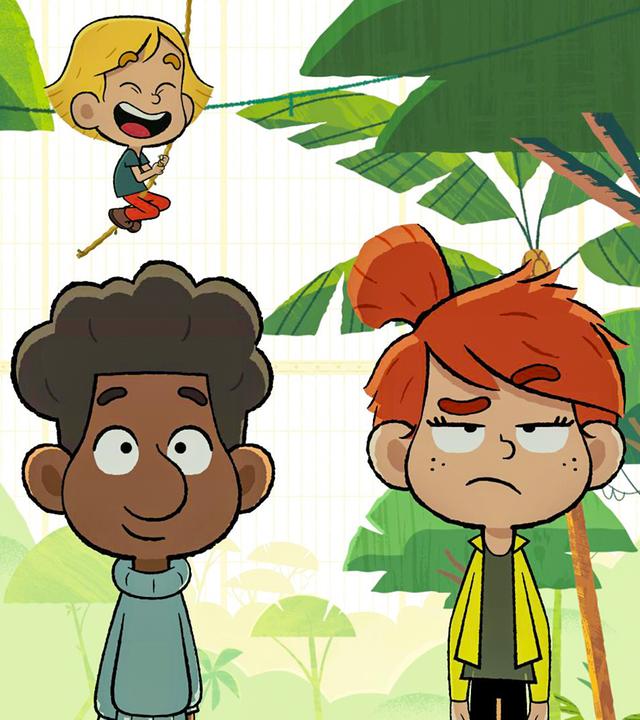 Ein rothaariges Mädchen steht im Dschungel neben einem Schwarzen Jungen. Sie schaut genervt. Im Hintergrund sieht man einen blonden Jungen, der lachend an einer Liane schwingt.
