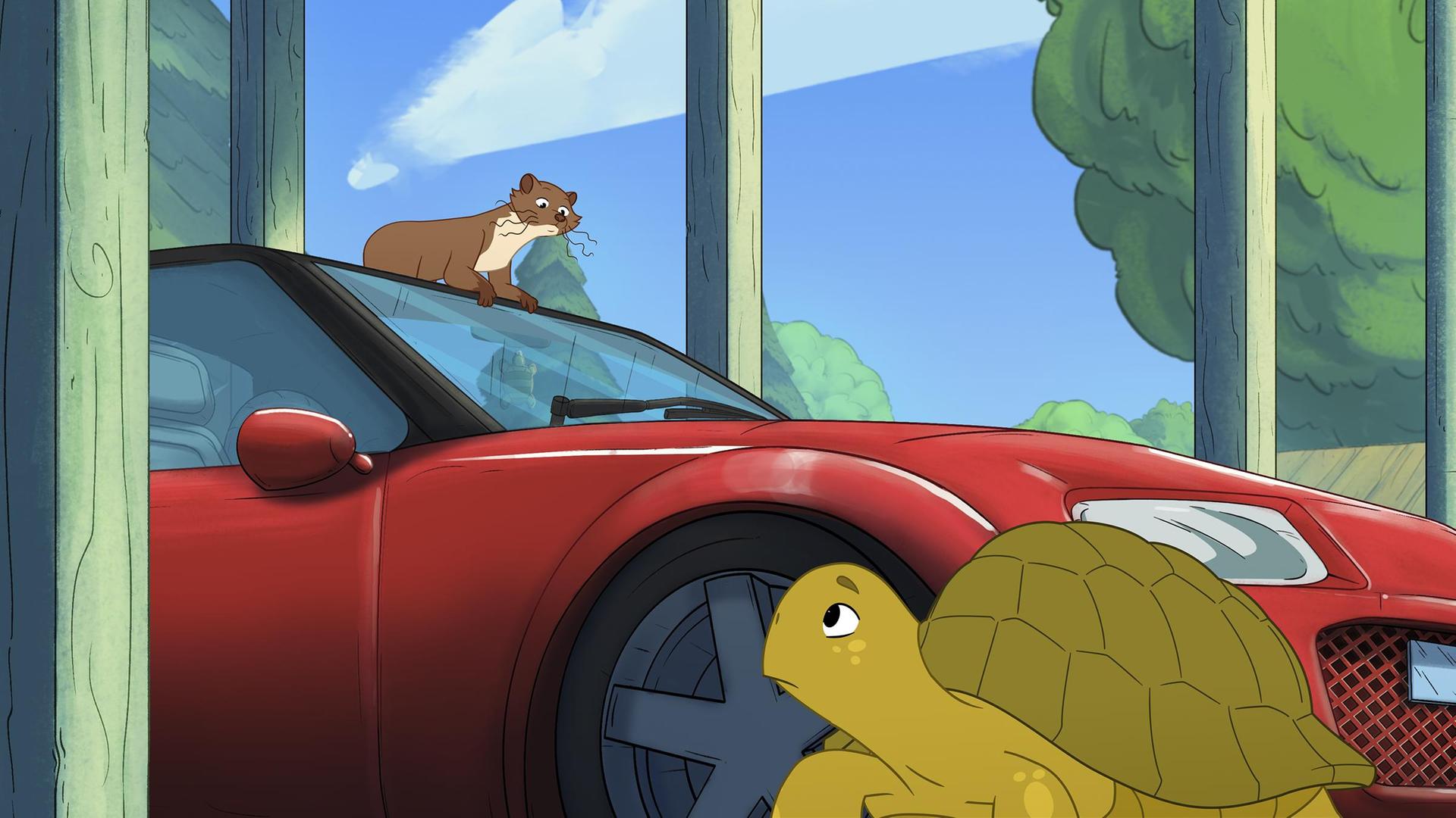 Unter blauem Himmel und mit Bäumen im Hintergrund sitzt der kleine braune Marder Kevin auf dem Dach eines roten Sportwagens. Das Auto steht in einem Carport mit Holzpfosten geparkt. Die grüne Schildkröte Törtel sitzt unten und schaut besorgt zu Kevin herauf.