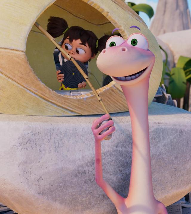 Der rosafarbene Dinosaurier Minus Drei spricht in ein steinzeitliches Mikrofon. Im Hintergrund sieht man die Radiostation von Rocky Rumpel, die aber heute nicht da ist. Statt ihrer sitzt das Steinzeitmädchen Lucy am Plattenteller. Die Radiostation ist etwas erhöht auf einem Felsen.