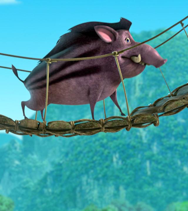 Mogli und Rana laufen über eine Hängebrücke. Mogli sieht ängstlich aus.