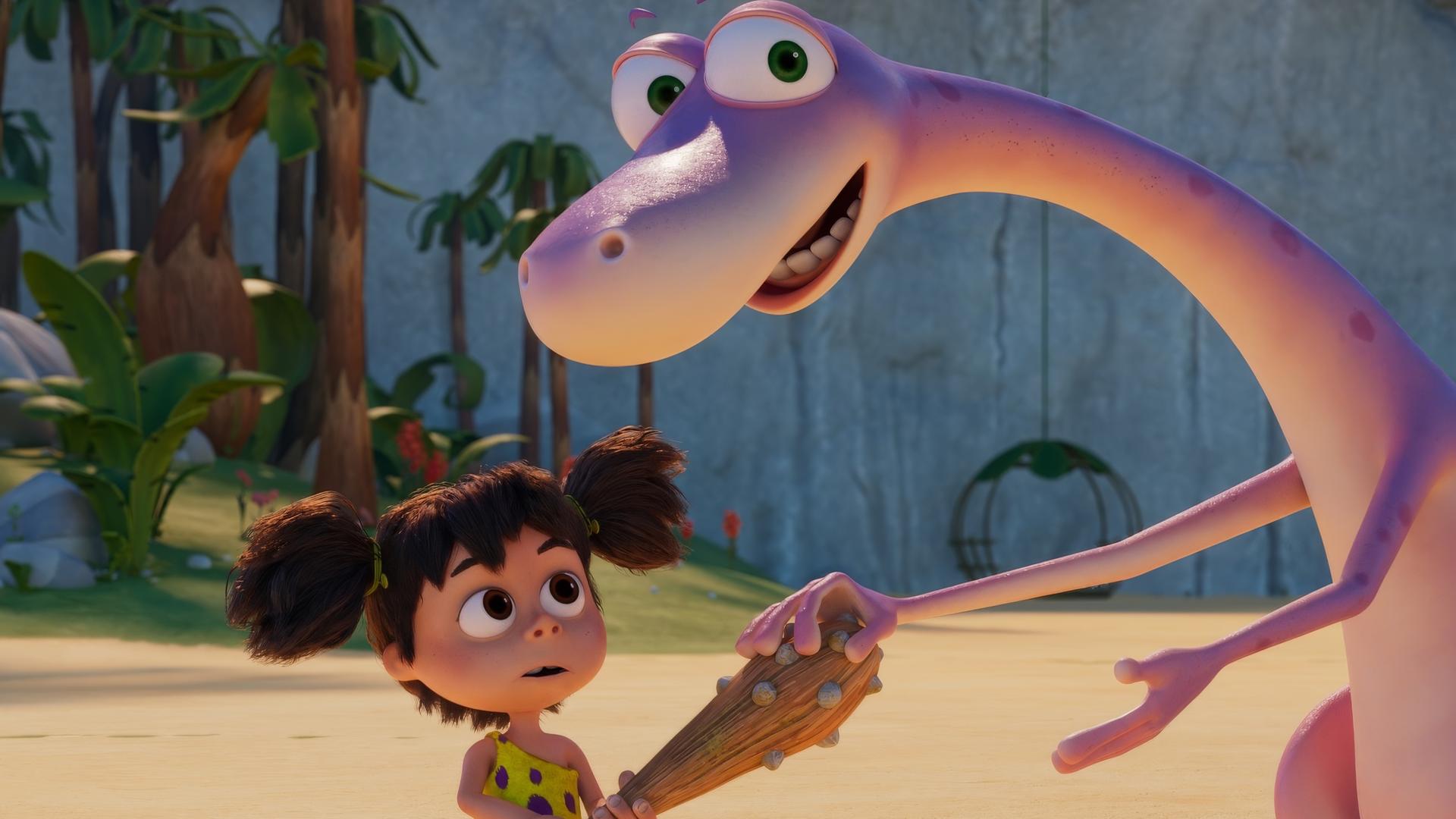 Der rosafarbene Dinosaurier Minus Drei berührt mit einer Hand die Keule von seiner Freundin Lucy. Lucy hält die Keule in der Hand und schaut fragend.