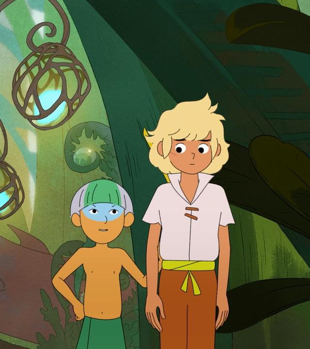 Tobie und Mondkopf stehen nebeneinander und blicken zu Mondkopfs Schwester Ilaia, die ihnen gegenüber steht und nur von hinten zu sehen ist. Mondkopf hat seine rechte Hand in die Hüfte gestemmt, seine linke hält er auf Tobies Rücken. Er lächelt und schaut zu seiner Schwester. Tobie steht mit nach unten gestreckten Armen da, er blickt verunsichert unter sich.