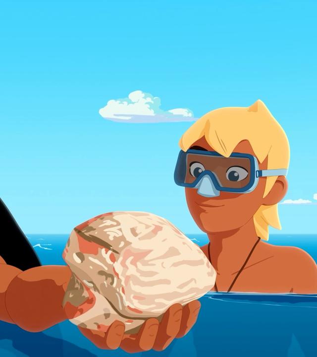 Timeti und Yann stehen im Meer. Beide tragen Taucherbrillen. Timeti hält einen Stein in der linken Hand und zeigt diesen Yann.