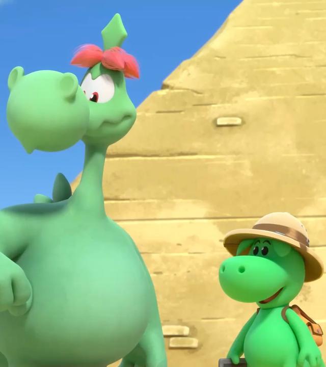 Grisu, der kleine grüne Drache trägt einen Tropenhelm. Sein Drachenvater Fumé steht neben ihm. Im Hintergrund ist eine große Pyramide zu sehen.