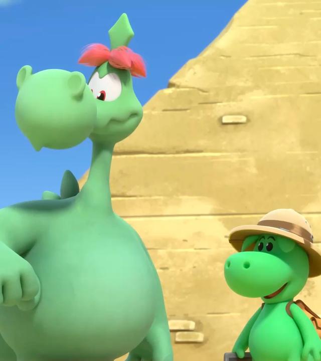 Grisu, der kleine grüne Drache trägt einen Tropenhelm. Sein Drachenvater Fumé steht neben ihm. Im Hintergrund ist eine große Pyramide zu sehen.