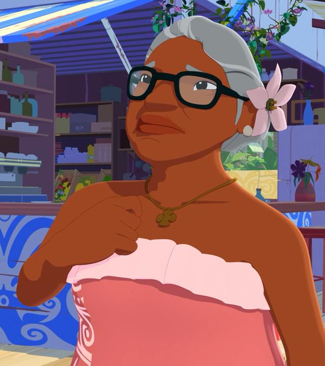 Faratina mit Brille und Blume im Haar geht traurig von ihrer Enkelin Timeti weg, die ihr nachschaut. Yann sitzt auf der Terrasse und schaut ihr ebenfalls nach.