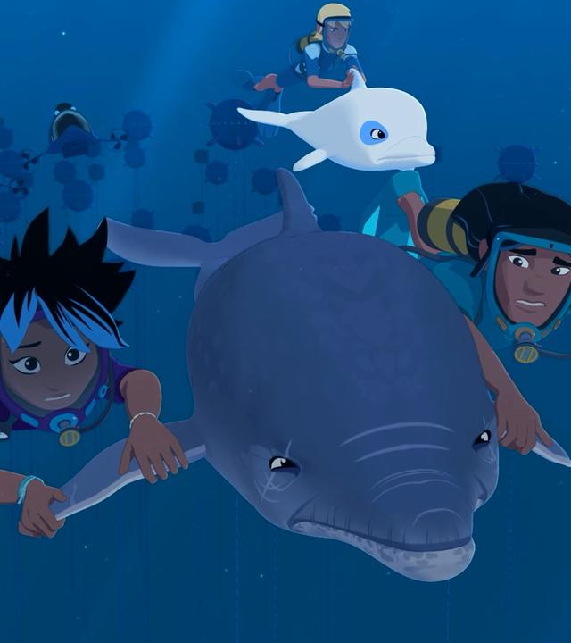 Unter Wasser im Meer: Maimiti und Auru halten sich an den Flossen von Delfin Igor fest, der sie durchs Wasser zieht. Ihnen folgen Yann und Zoom. Yann sitzt auf dem Rücken von Delfin Zoom. Um sie herum sind Unterwasserdrohnen und einigen Unterwasserminen.