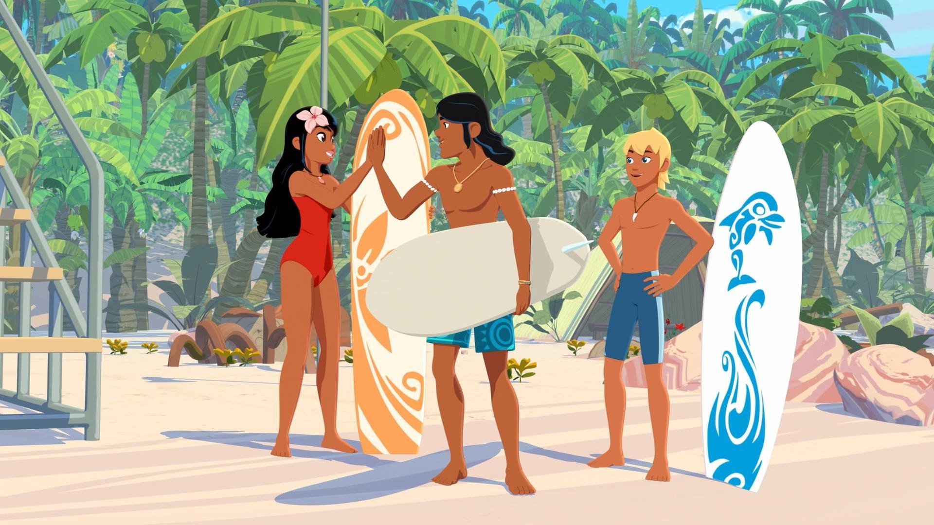 Am Strand stehen Timeti, Auru und Yann. Auru hat ein Surfbrett unterm linken Arm, mit der rechten Hand drückt er die Hand von Timeti, die ihm Glück wünscht. Yann schaut den beiden zu. Neben Timeti und Yann stecken Surfbretter im Sand. Hinter der Gruppe ragen Palmen aus dem Sand.