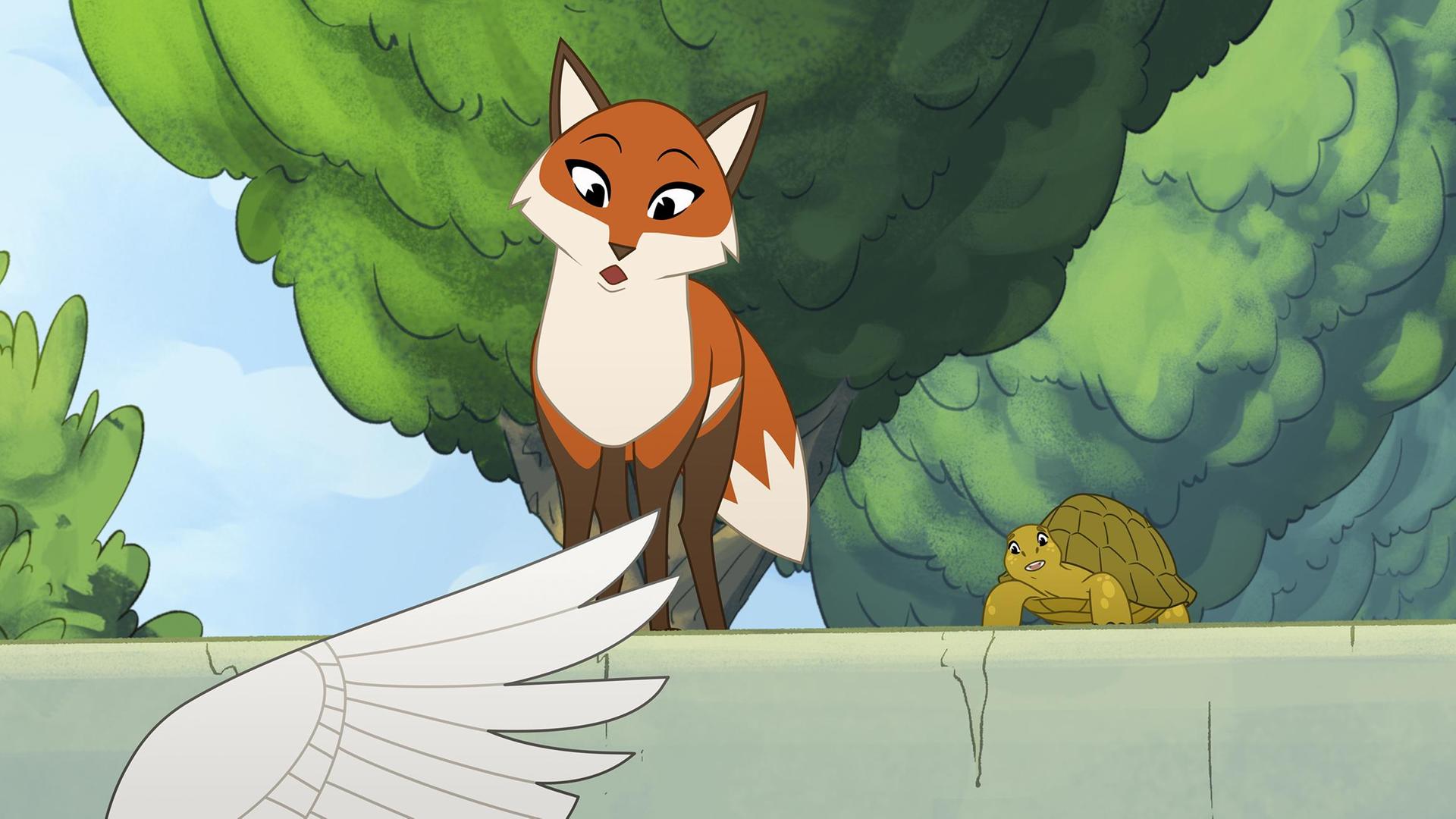 Die orangefarbene Füchsin Wendy und die grüne Schildkröte Törtel stehen auf einer Mauer. Unterhalb des Mauerrands ragt ein weißer Flügel hervor. Der Flügel gehört zu einem Schwan. Hinter der Füchsin und der Schildkröte sind mehrere grüne Bäume und der blaue Himmel mit Wolken zu erkennen.