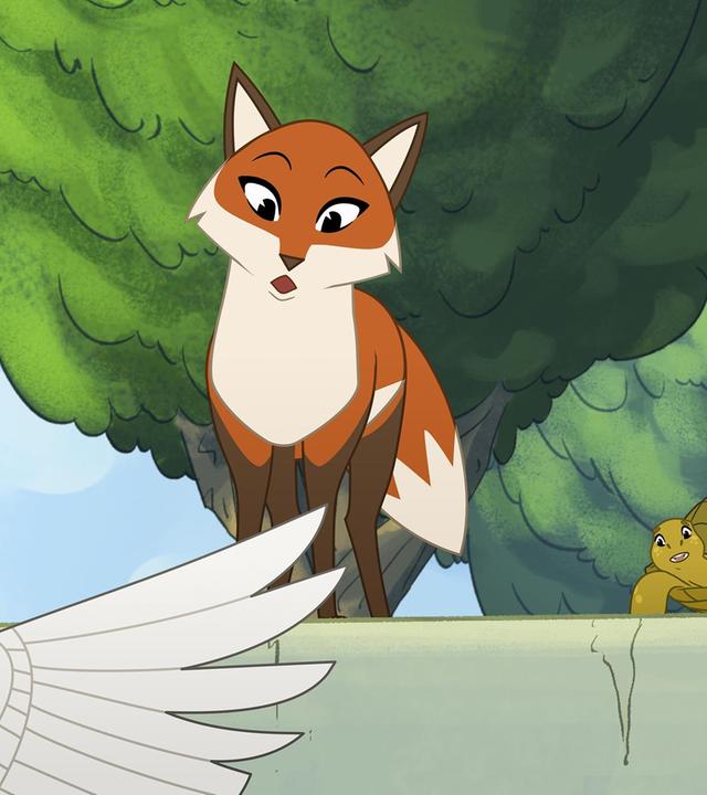 Die orangefarbene Füchsin Wendy und die grüne Schildkröte Törtel stehen auf einer Mauer. Unterhalb des Mauerrands ragt ein weißer Flügel hervor. Der Flügel gehört zu einem Schwan. Hinter der Füchsin und der Schildkröte sind mehrere grüne Bäume und der blaue Himmel mit Wolken zu erkennen.