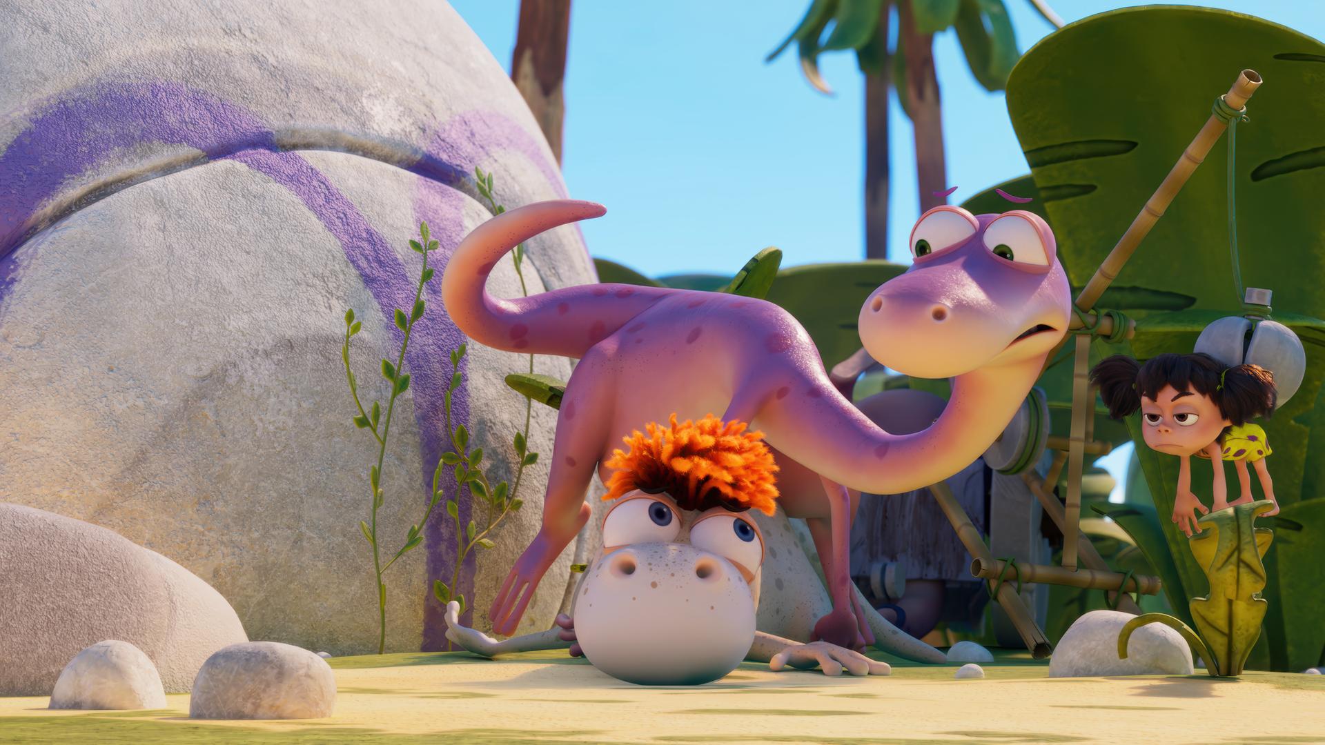 Der rosafarbene Dinosaurier Minus Drei und sein Saurierfreund Flint liegen übereinander und ineinander verdreht auf dem Boden. Im Hintergrund baumelt Lucy mit dem Po an einer Angel aufgehängt. Alle drei schauen missmutig.