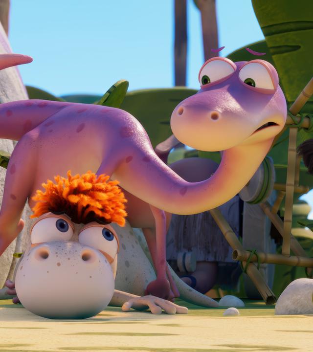 Der rosafarbene Dinosaurier Minus Drei und sein Saurierfreund Flint liegen übereinander und ineinander verdreht auf dem Boden. Im Hintergrund baumelt Lucy mit dem Po an einer Angel aufgehängt. Alle drei schauen missmutig.