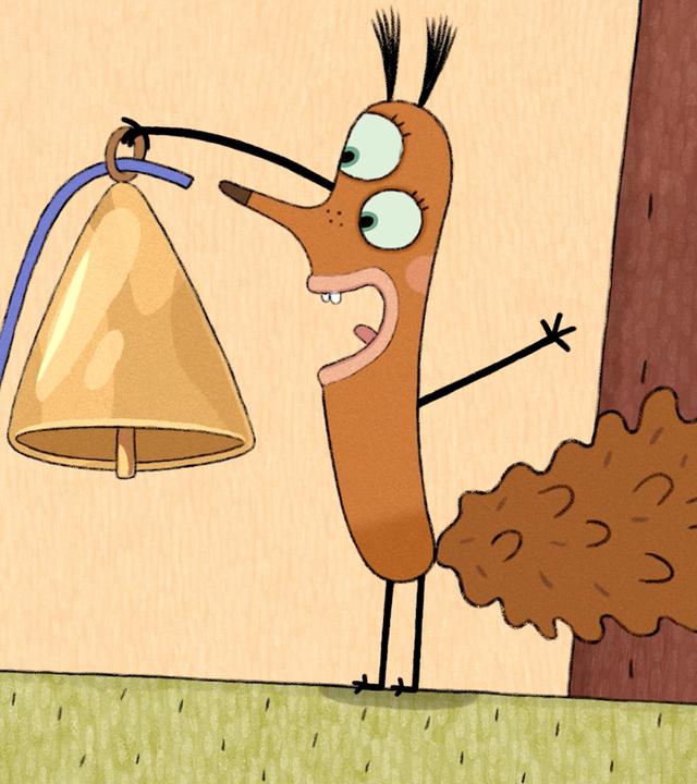 Ein hellbraunes Eichhörnchen steht auf der Wiese neben einem Baum. In der rechten Hand hält es eine große, goldene Glocke hoch, an der ein blauer Bändel befestigt ist. Das Eichhörnchen betrachtet seinen Fund mit großer Begeisterung.