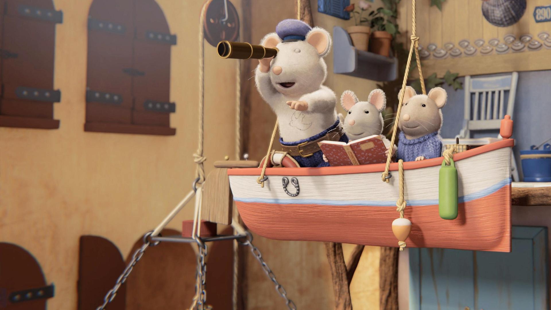 Opa Seemann steht mit einem Fernrohr, das er sich vor das rechte Auge hält, in einem Boot. Das Boot ist vor dem Mäusehaus mit Seilen an der Decke aufgehängt. Neben Opa Seemann sitzen Julia und Sam und schauen ebenso wie er in die Ferne. Julia hält ein offenes Buch in ihren Händen.