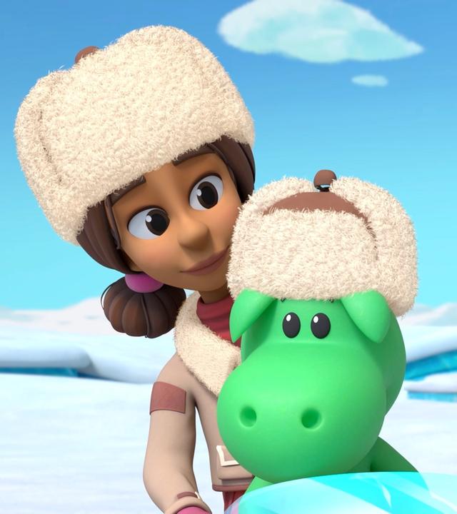 Grisu sitzt mit Forscherin Natureza auf einem Schneemobil in einer Eislandschaft. Beide tragen warme Fellmützen.