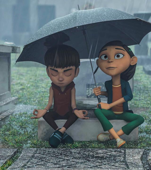 Bohnenstange sitzt gemeinsam mit Frau D. Lee auf einem alten Grabstein auf dem Friedhof. Bohnenstange hat die Augen geschlossen und ist in sich vertieft. Sie versucht sich zu entspannen. Ihre Beine sind überkreuzt, die Hände liegen auf ihren Knien, Daumen und Zeigefinger berühren sich jeweils. Frau Dr. Lee hält einen Regenschirm, der beide vor dem starken Regen schützt.