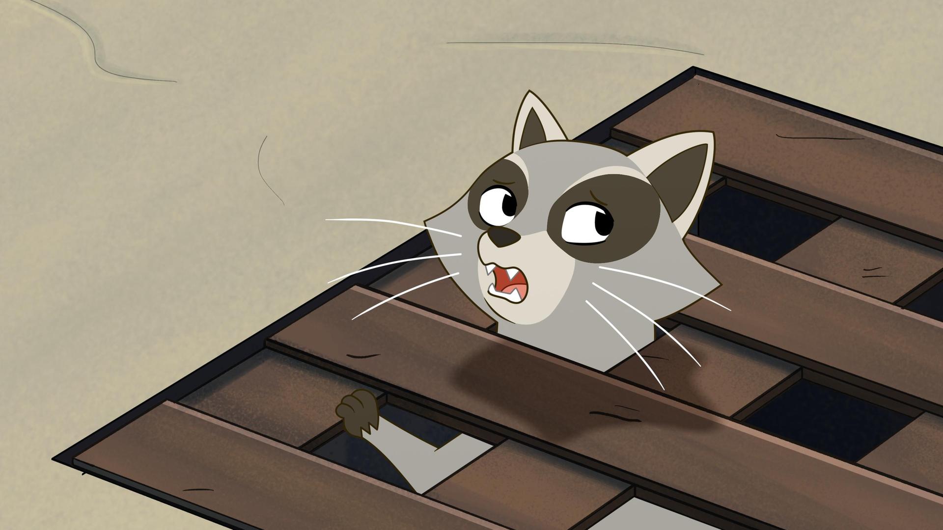 Ein kleiner Waschbär schaut mit dem Kopf aus einem braunen Gullydeckel auf dem Boden hervor. Er dreht seinen Kopf nach hinten. Dorthin geht sein Blick. Er schaut verängstigt.