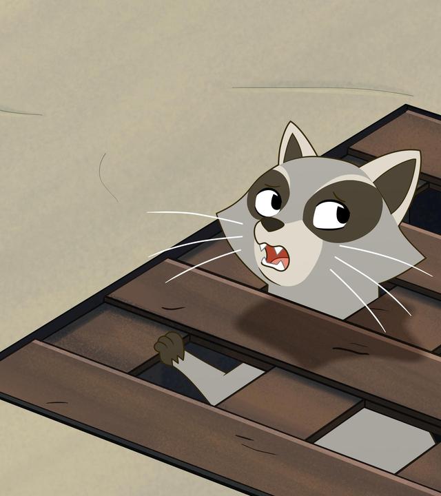 Ein kleiner Waschbär schaut mit dem Kopf aus einem braunen Gullydeckel auf dem Boden hervor. Er dreht seinen Kopf nach hinten. Dorthin geht sein Blick. Er schaut verängstigt.