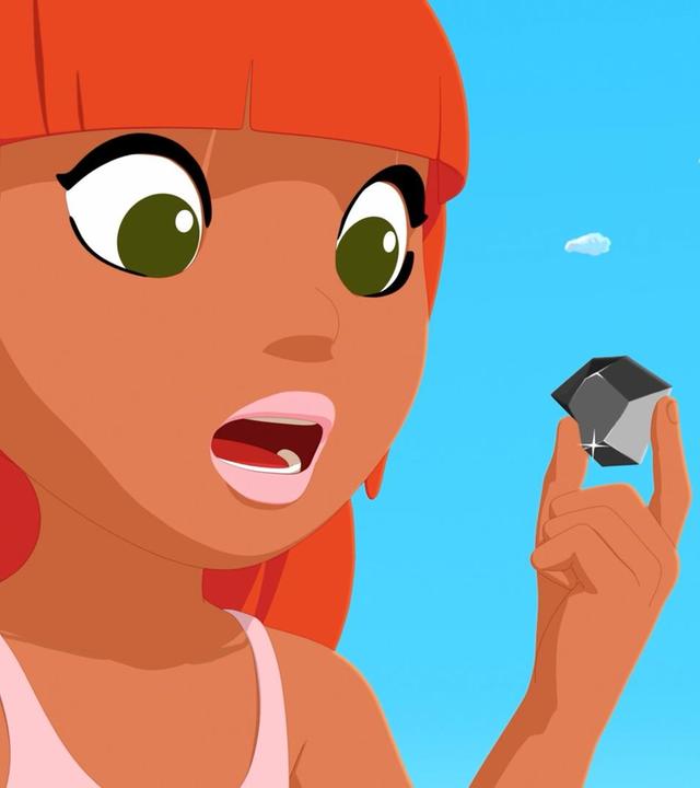 Marina hält einen schwarzen Diamanten in der Hand und schaut ihn sich genau an. 